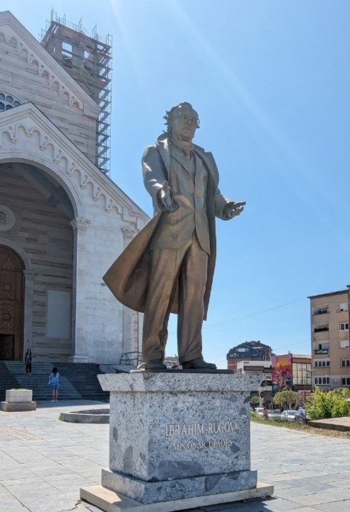 Image of a statue of the president of Kosovo in Pristina.