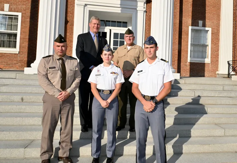 COL Mark Elfendahl, LtGen Broadmeadow ’83, Dr. Travis Morris, Regimental Commander Sophia Righthouse ’25, and Cadet Wil Bazant ‘25 on the steps in front of Jackman Hall